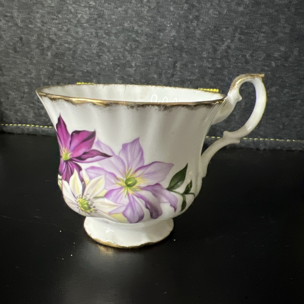 VTG Royal Castle Fine Bone China Made In England Tea Cup Clematis Floral 644